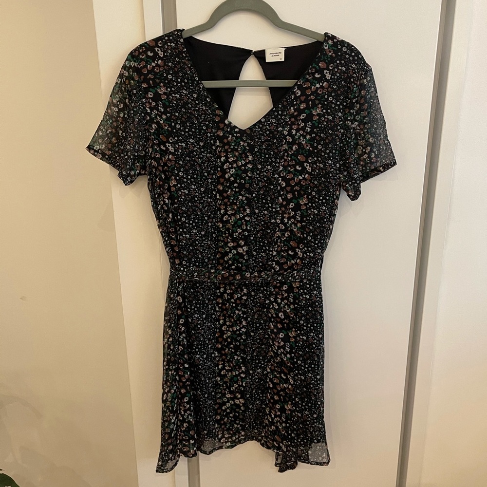 V neck tie dress